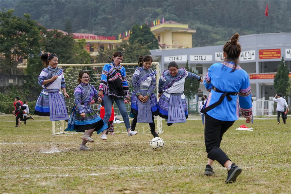 Trận đấu bóng đá giữa phụ nữ Tu Dí và H'Mông. (một pha đá phạt trong trận đấu). Ảnh: Hải Nguyễn - Thế Vinh