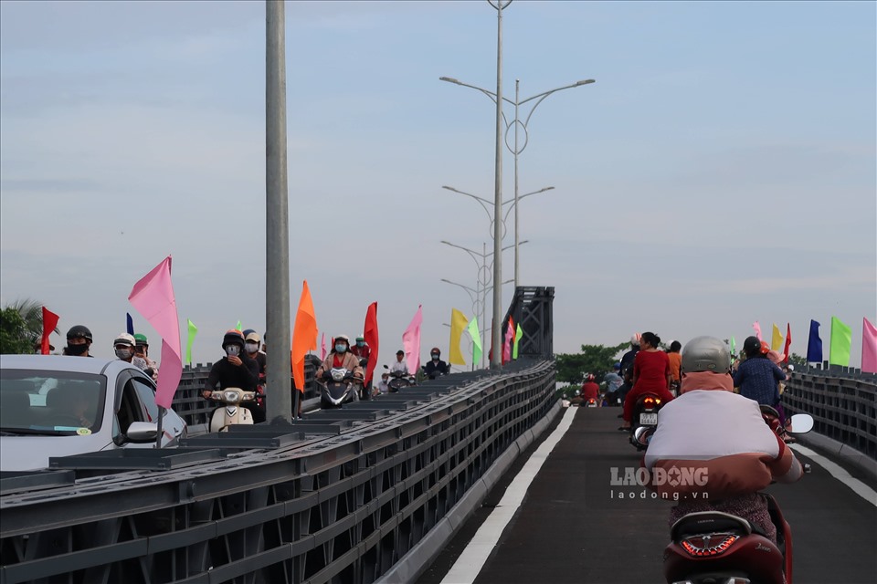 Cầu An Phú Đông thông xe, phá thế ngăn cách đôi bờ sông Vàm Thuật, đồng thời rút ngắn cự ly di chuyển từ khu vực phường An Phú Đông (quận 12) sang quận Gò Vấp gần 10km.