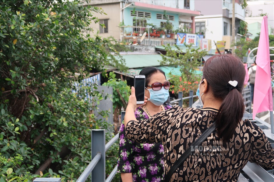 Người dân ghi lại khoảnh khắc thông xe cầu An Phú Đông.