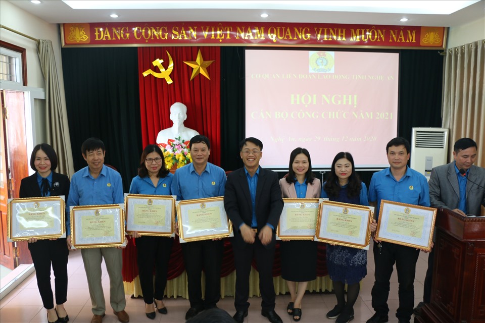 Phó Chủ tịch LĐLĐ tỉnh Nghệ An Nguyễn Chí Công trao Bằng khen cho các cá nhân xuất sắc trong hoạt động công đoàn năm 2021. Ảnh: TT