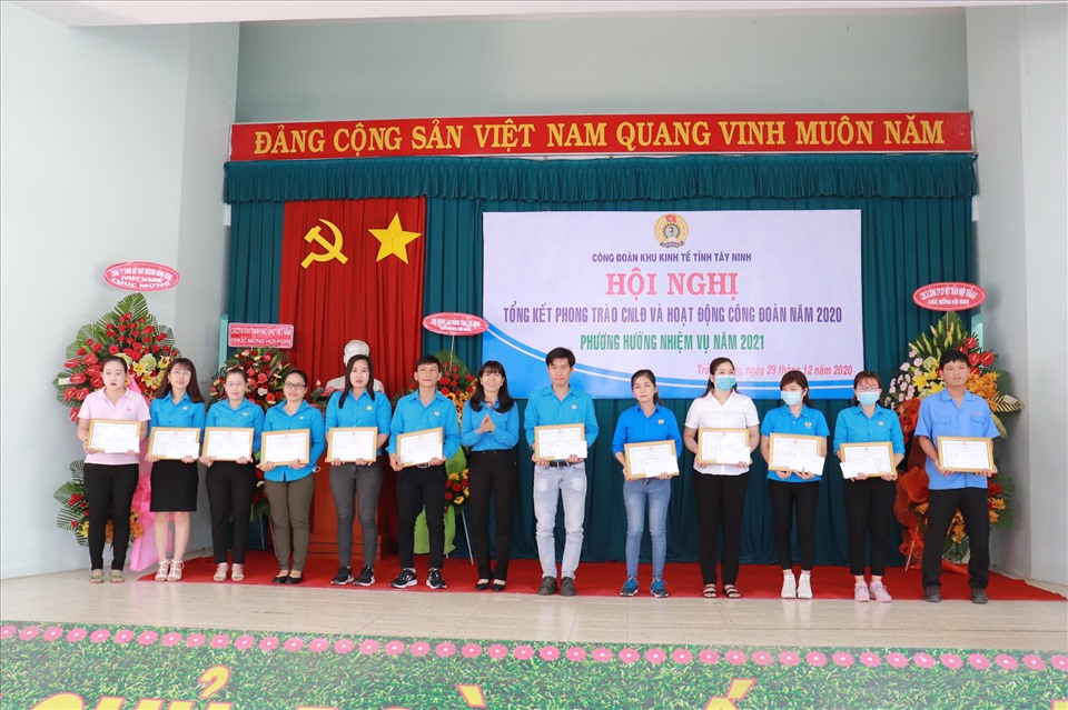 Lãnh đạo Công đoàn Khu Kinh tế tỉnh trao thưởng cho các tập thể, cá nhân.