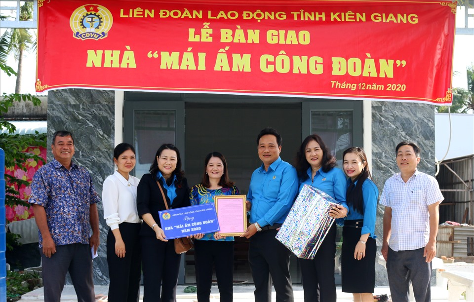 Dịp này LĐLĐ tỉnh Kiên Giang cũng trao quà mừng nhà mới cho đoàn viên Mỹ Nhân. Ảnh: LT