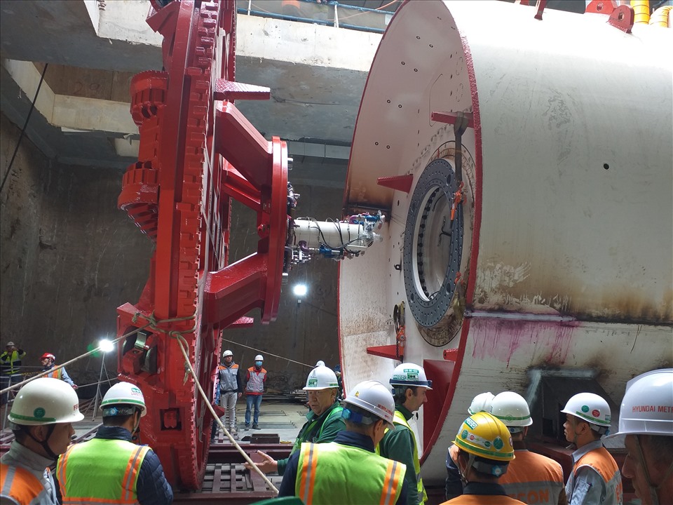 Khiên đào - bộ phận cuối cùng của máy đào hầm “Thần tốc” đã được hạ xuống tầng đáy sâu 18m tại ga ngầm S9-Kim Mã (Hà Nội). Ảnh ĐT