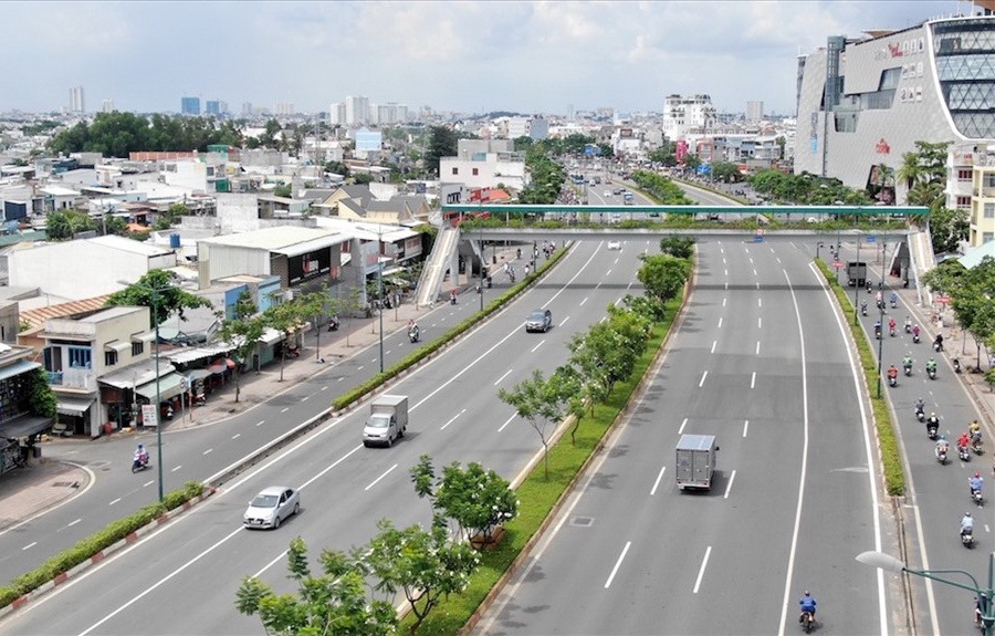 Đường Phạm Văn Đồng nối sân bay Tân Sơn Nhất và quốc lộ 1A để đi tỉnh Đồng Nai, Bình Dương. Trong ảnh là đường Phạm Văn Đồng đoạn qua Thành phố Thủ Đức.