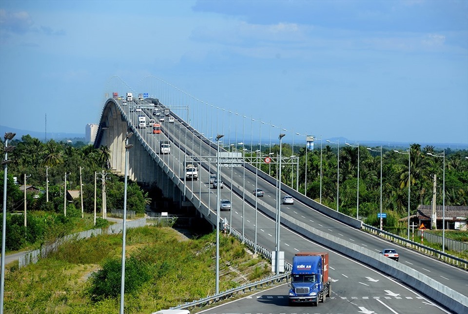 Còn mạng lưới giao thông kết nối liên vùng có điểm nhất là tuyến cao tốc TPHCM – Long Thành – Dầu Giây có 4 làn hiện hữu và sắp tới sẽ được mở rộng lên 8 làn xe.