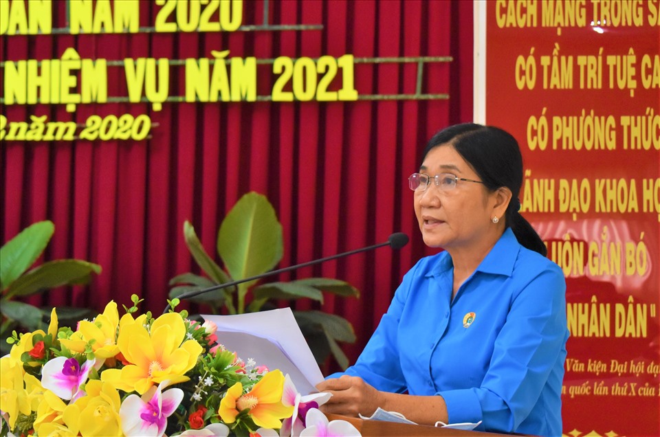 đồng chí Nguyễn Thị Chợ - Phó Chủ tịch LĐLĐ quận Bình Thủy (TP.Cần Thơ) đã báo cáo hoạt động công đoàn và phong trào công nhân viên chức lao động năm 2020 và phương hướng nhiệm vụ năm 2021. Ảnh: Thành Nhân
