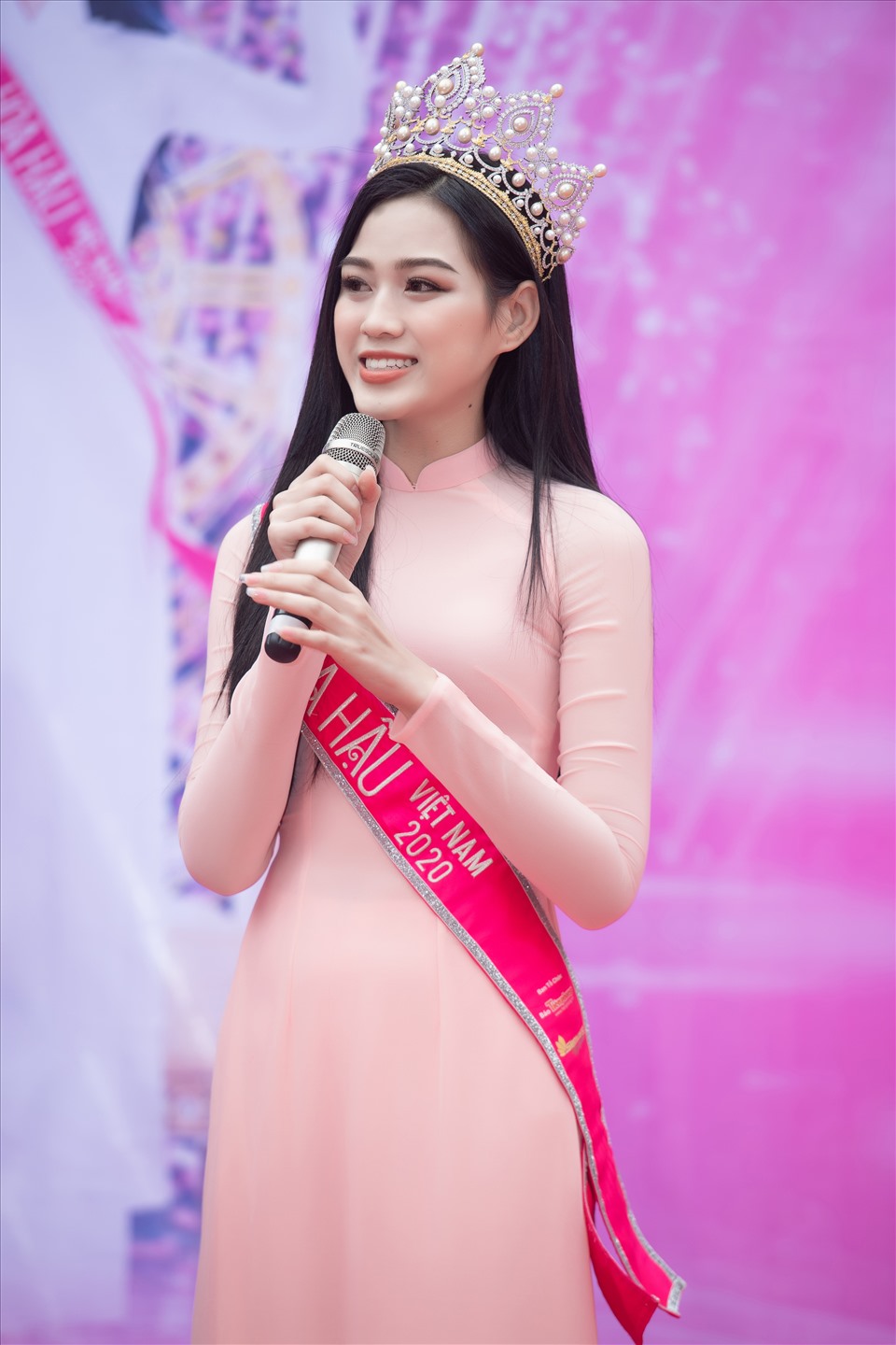 Hoa hậu Đỗ Thị Hà và loạt khoảnh khắc đẹp khi đi từ thiện