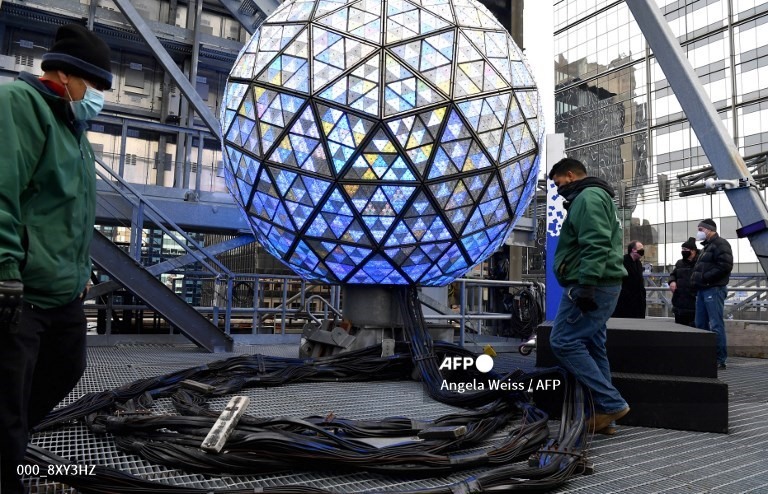 Công tác thử nghiệm nhằm chuẩn bị thắp sáng quả cầu pha lê chào đón năm mới 2021 tại quảng trường Thời đại nổi tiếng New York, ngày 30.12. Ảnh: AFP