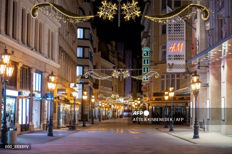 Một con phố mua sắm được trang hoàng đón năm mới ở thủ đô Budapest, Hungary, ngày 29.12. Ảnh: AFP