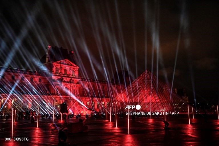 Sân khấu biểu diễn hòa nhạc từ thiện đêm giao thừa, chào mừng năm mới của DJ nổi tiếng người Pháp David Guetta, tại Cour Napoleon, phía trước kim tự tháp Louvre, Paris, ngày 29.12. Ảnh: AFP