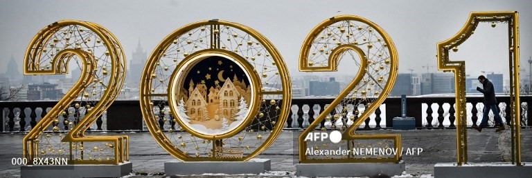 Biểu tượng trang trí chào đón năm mới 2021 ở Vorobyovy, Mátxcơva, Nga. Ảnh: AFP