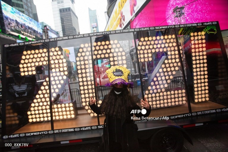 Biểu tượng năm mới, chuẩn bị cho sự kiện đêm giao thừa tại Times Square plaza, New York, Mỹ. Ảnh: AFP