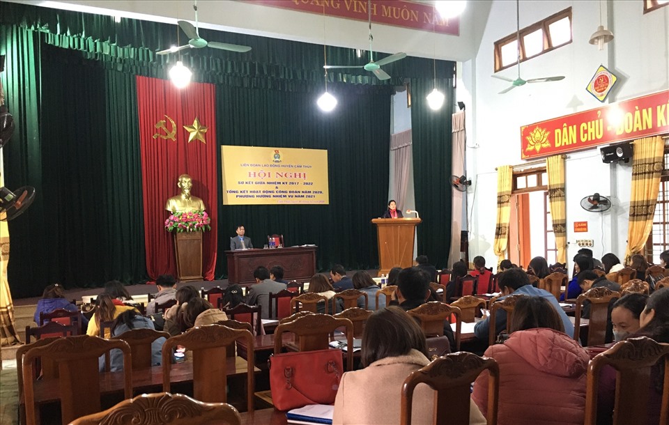 Hội nghị sơ kết giữa nhiệm kỳ về công tác chăm lo cho công nhân, người lao động. Ảnh: Ngọc Tuấn