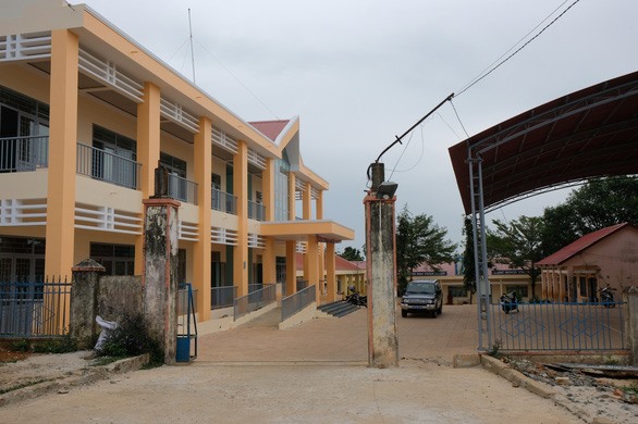 Cổng trường tiểu học Lê Hữu Trác - nơi xảy ra vụ việc. Ảnh: Đ.C