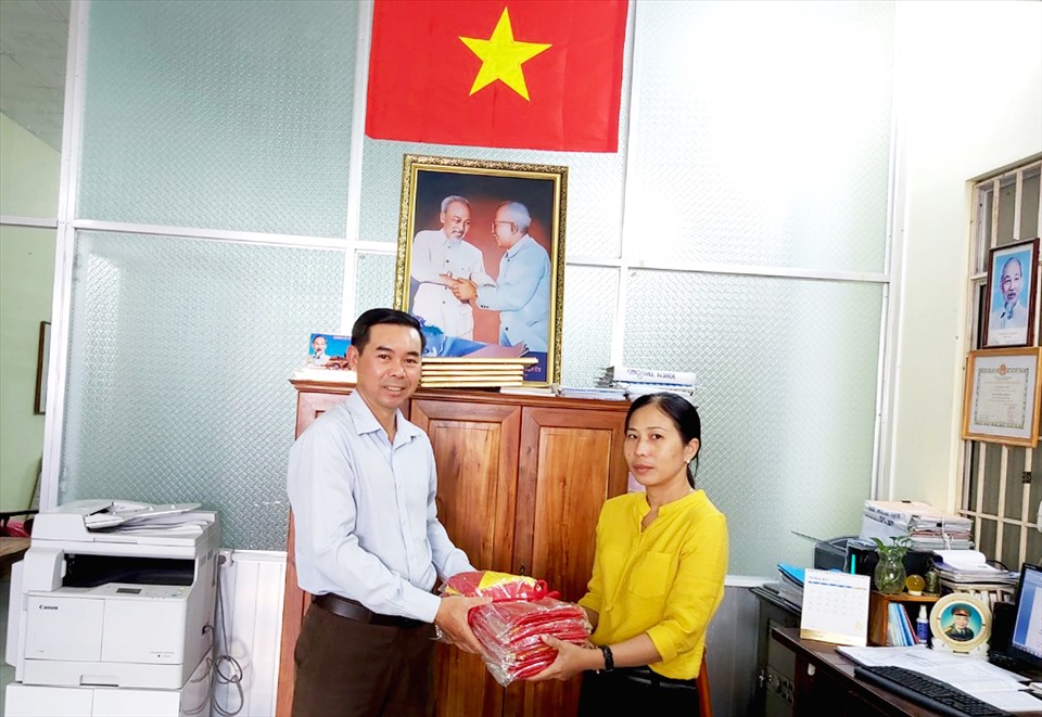 Ông Phan Xuân Trí tặng cờ Tổ quốc cho đoàn viên chào mừng sự kiện thành lập thành phố Phú Quốc. Ảnh: LT