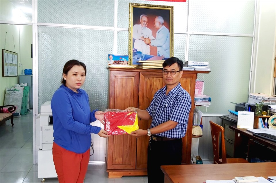 Ông Trần Văn Hiển, Phó Chủ tịch LĐLĐ huyện Phú Quốc trao cờ Tổ quốc cho đại diện CĐCS. Ảnh: LT