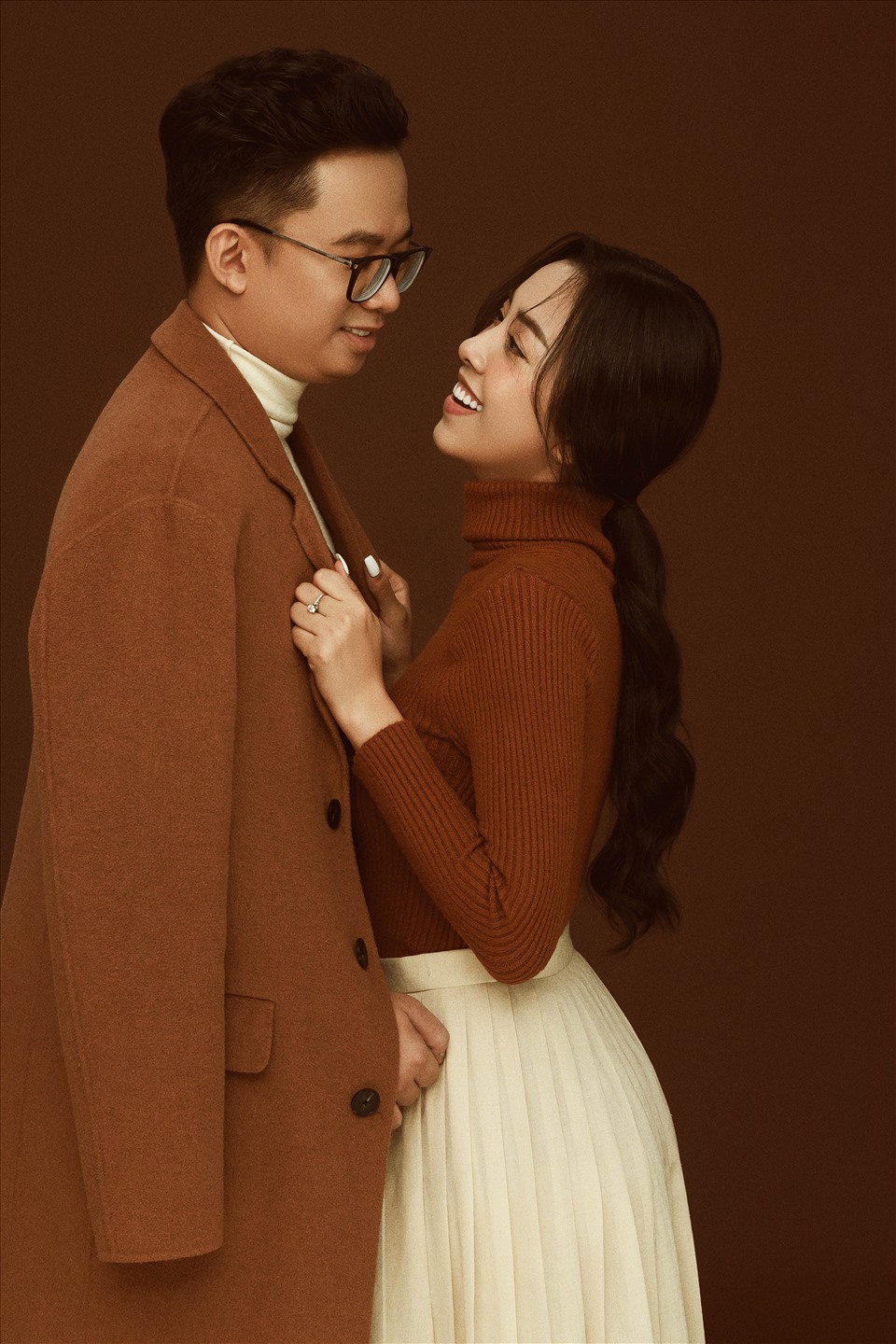 Cũng theo phong cách ảnh cưới Hàn Quốc, cặp đôi chọn trang phục tối giản màu gỗ mang lại cảm giác ấm áp cũng nhưng không kém phần tinh tế, thanh lịch. Ảnh: Milor Trần.