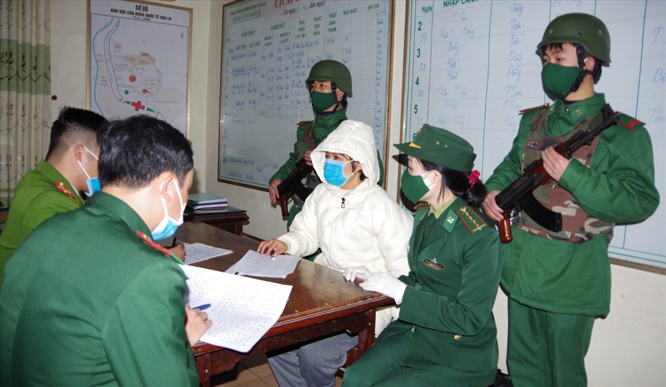 Lực lượng BĐBP Quảng Bình lấy lời khai các đối tượng. Ảnh: BĐBP cung cấp