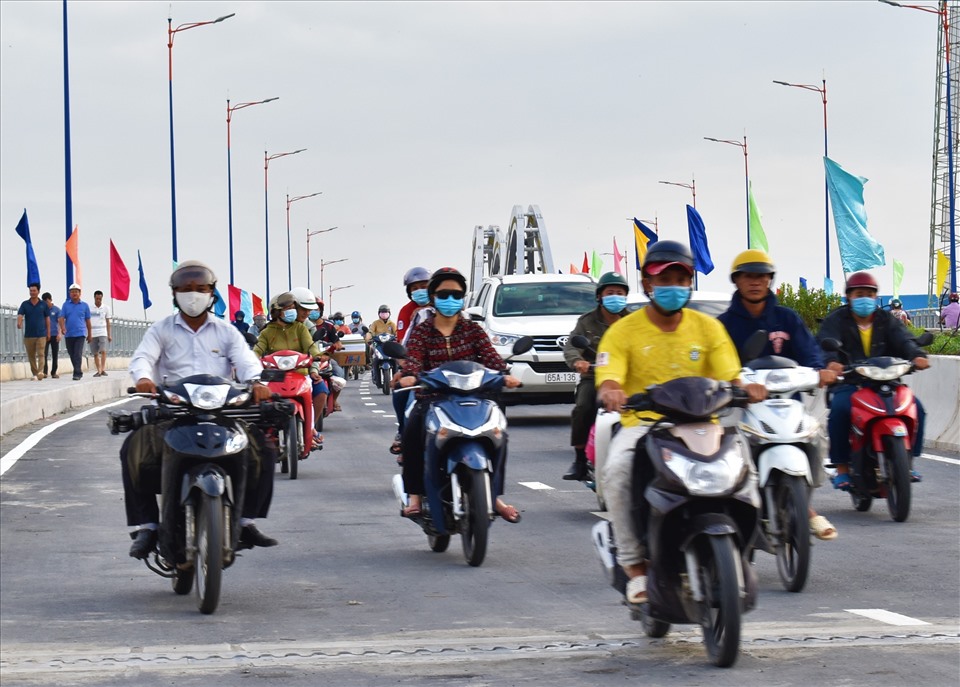 Lễ thông xe cầu Quang Trung chính thức đưa vào sử dụng, trong niềm vui mừng của người dân . Ảnh: Thành Nhân