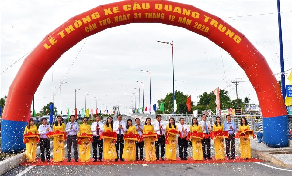 Lãnh đạo TP.Cần Thơ thực hiện nghi thức thông xe cầu Quang Trung. Ảnh: Thành Nhân