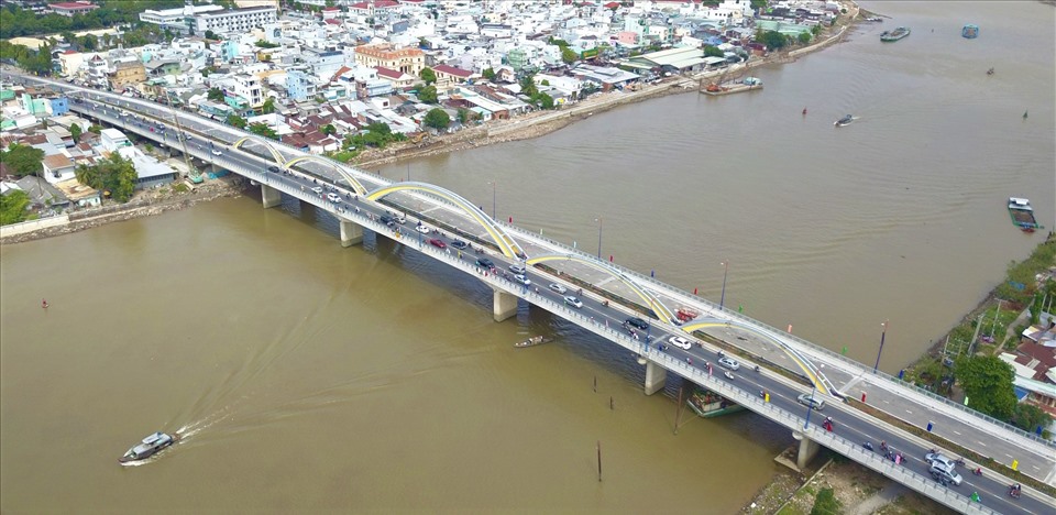 Cầu Quang Trung nối 2 quận Ninh Kiều và Cái Răng sẽ giải quyết được vấn đề ùn tắc giao thông ở cửa ngõ phía Nam thành phố. Ảnh: Trung Phạm