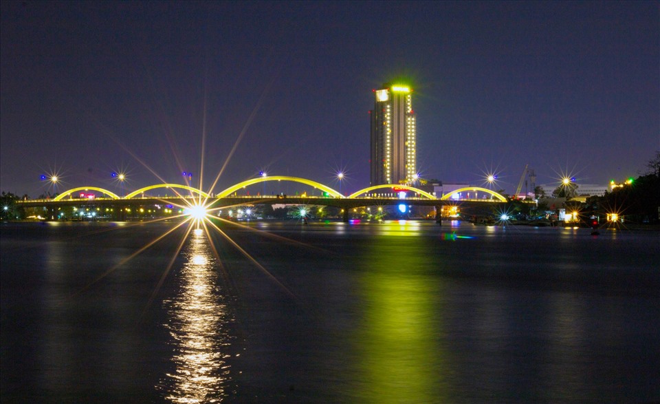 Cầu Quang Trung về đêm là điểm nhấn. Ảnh: Thành Thật