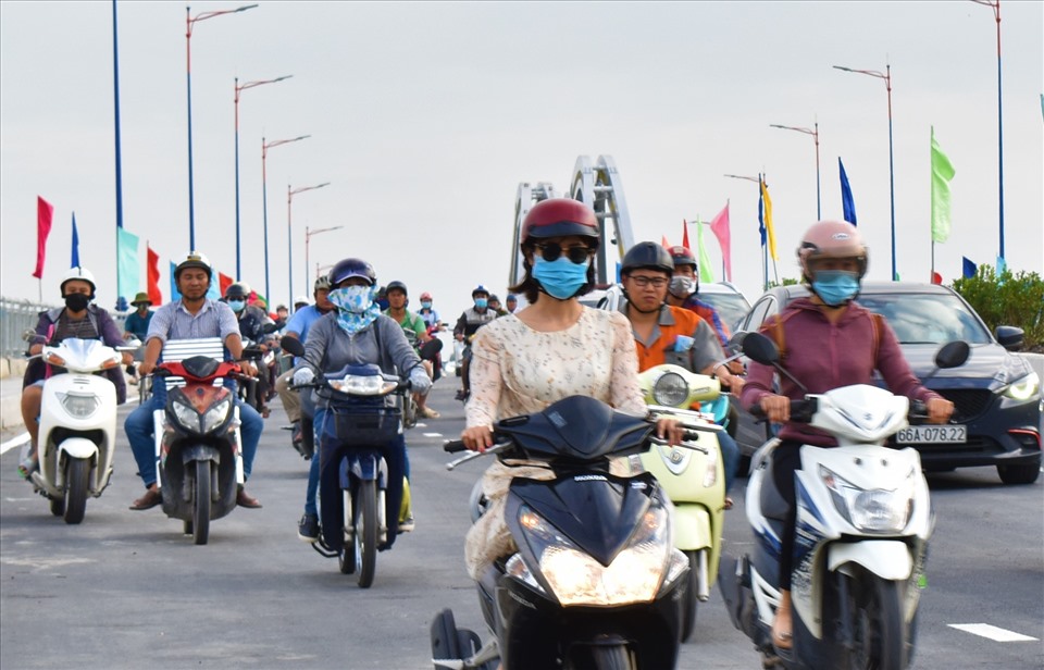 Lễ thông xe cầu Quang Trung chính thức đưa vào sử dụng, trong niềm vui mừng của người dân . Ảnh: Thành Nhân