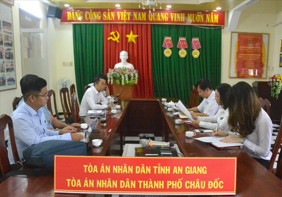 Quang cảnh Tòa án nhân dân TP. Châu Đốc làm việc với các cơ quan báo chí về áp dụng biên pháp khẩn cấp tạm thời hỗ trợ thi công cáp treo Núi Sam. Ảnh: Lục Tùng