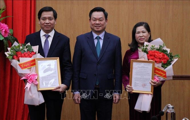 Ông Hoàng Duy Chinh - Bí thư Tỉnh ủy Bắc Kạn (ở giữa) trao nghị quyết đồng chí Phương Thị Thanh (bên phải) và đồng chí Nguyễn Long Hải (bên trái). Ảnh TTXVN