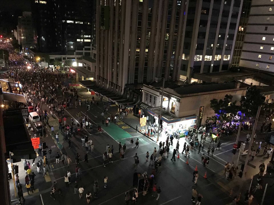 Người dân đổ xô ra các con phố trung tâm thành phố Auckland để đếm ngược chào năm mới. Ảnh: NZH