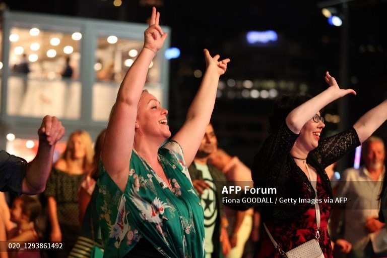 Người dân Auckland hân hoan chào năm mới trong buổi biểu diễn âm nhạc đêm giao thừa. Ảnh:  AFP