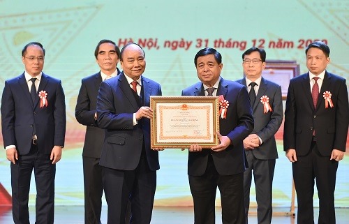 Thủ tướng trao Huân chương Lao động hạng Nhất cho Bộ trưởng Nguyễn Chí Dũng - Ảnh: Quang Hiếu