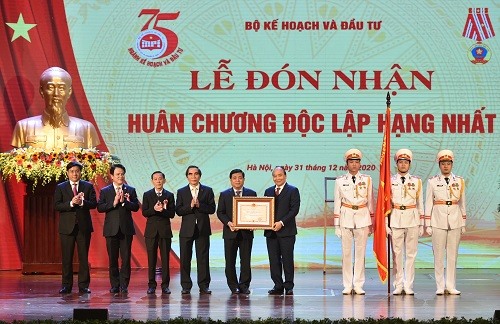 Thủ tướng trao Huân chương Độc lập hạng Nhất cho Bộ Kế hoạch và Đầu tư - Ảnh: VGP/Quang Hiếu