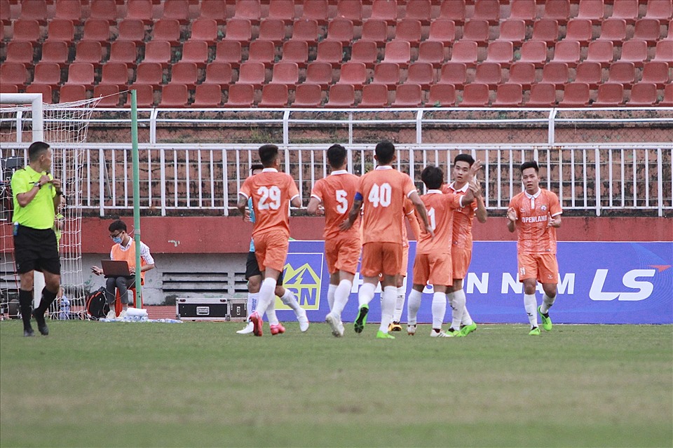 Thậm chí, các nhà đương kim vô địch Cúp Quốc gia còn bị thủng lưới trước khi Phạm Văn Thành ghi bàn mở tỉ số cho Bình Định khi hiệp 1 chỉ vừa trôi qua hơn 10 phút.