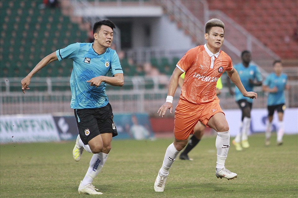 Câu lạc bộ Hà Nội tỏ ra bế tắc trước hàng phòng ngự kiên cố của Bình Định. Các đường lên bóng của đại diện thủ đô trong hiệp 1 đều không vượt qua trung vệ Ahn Byung-keon hay Hồ Tấn Tài.