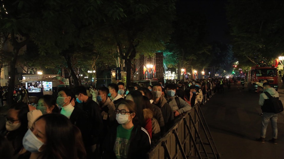 Đại tiệc âm nhạc và ánh sáng Countdown 2021 tại địa điểm Quảng trường Cách mạng Tháng Tám, Nhà hát Lớn Hà Nội. Ảnh: Vương Trần