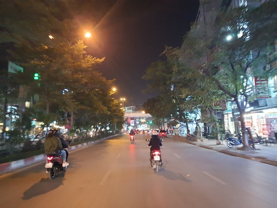 Các tuyến đường phố như Trần Thái Tông, Dương Đình Nghệ thông thoáng, ít người đi lại. Ảnh: Phạm Đông