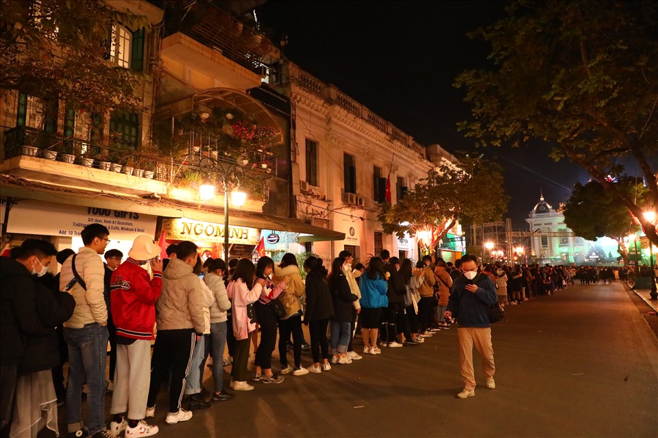 Hàng trăm người xếp hàng tại phố Tràng Tiền để vào khu vực countdown Heineken