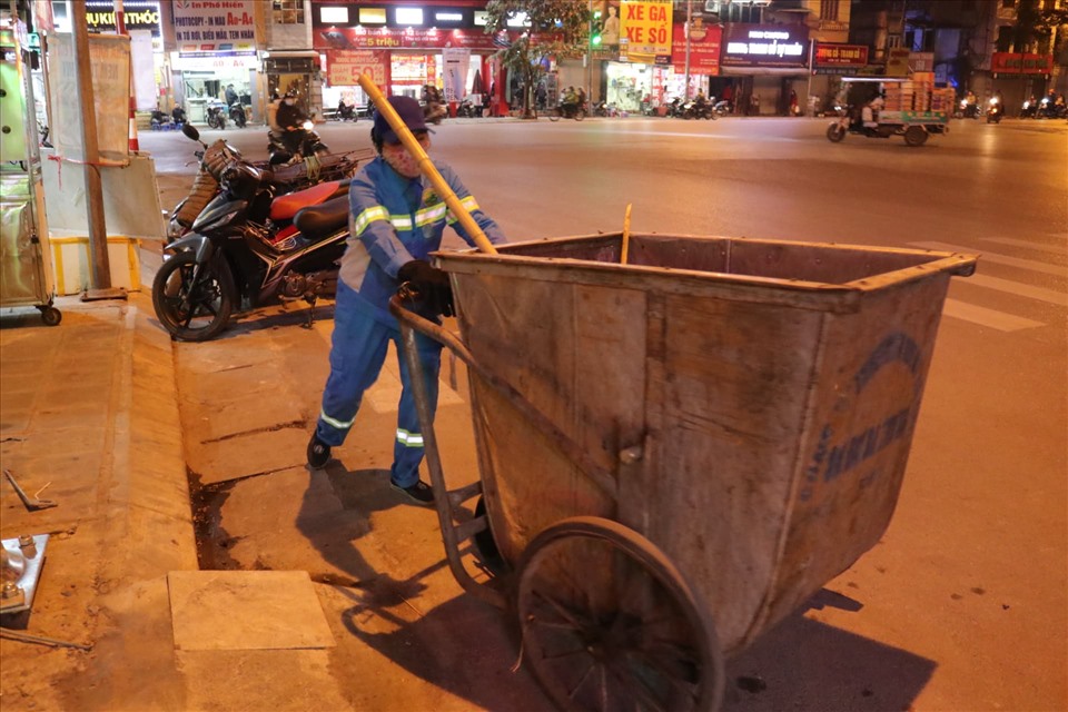 Những nữ lao công cố gắng làm đẹp phố phường, dọn rác trong dịp Tết dương lịch.