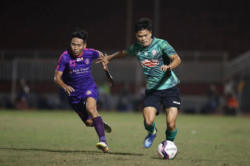 TPHCM (áo xanh) hoà với Sài Gòn 0-0 tối 31.12 dù chơi hơn người từ giữa hiệp 2. Ảnh: Fanpage CLB TPHCM.