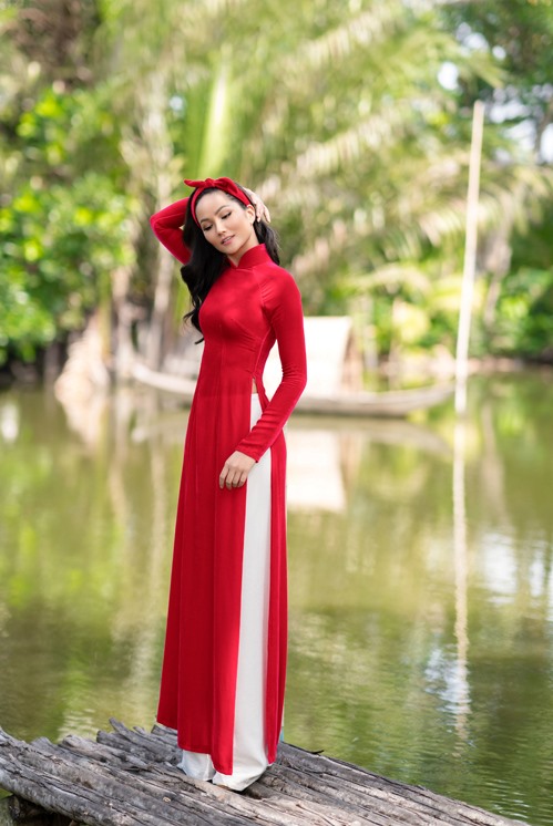 Thay vì cách thể hiện họa tiết vẽ, thêu bắt mắt như các bộ sưu tập trước, áo dài xuân của Thuận Việt thiên về cách dựng phom cổ điển và phối màu rực rỡ.