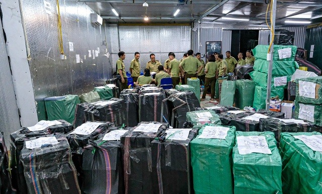 Tổng kho hàng lậu ở Lào Cai bị lực lượng QLTT