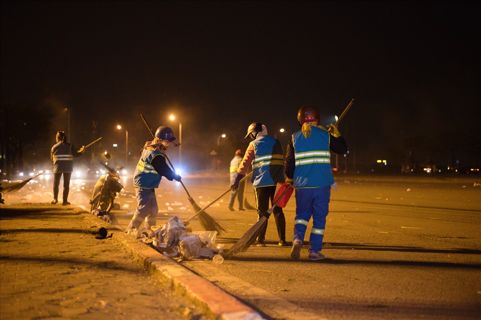 Ghi nhận của PV Lao Động chỉ nửa tiếng sau những người công nhân vệ sinh đã có mặt. Trao đổi với PV, một người làm công việc vệ sinh thành phố cho biết họ sẽ phải làm việc qua đêm để dọn dẹp “bãi chiến trường“.