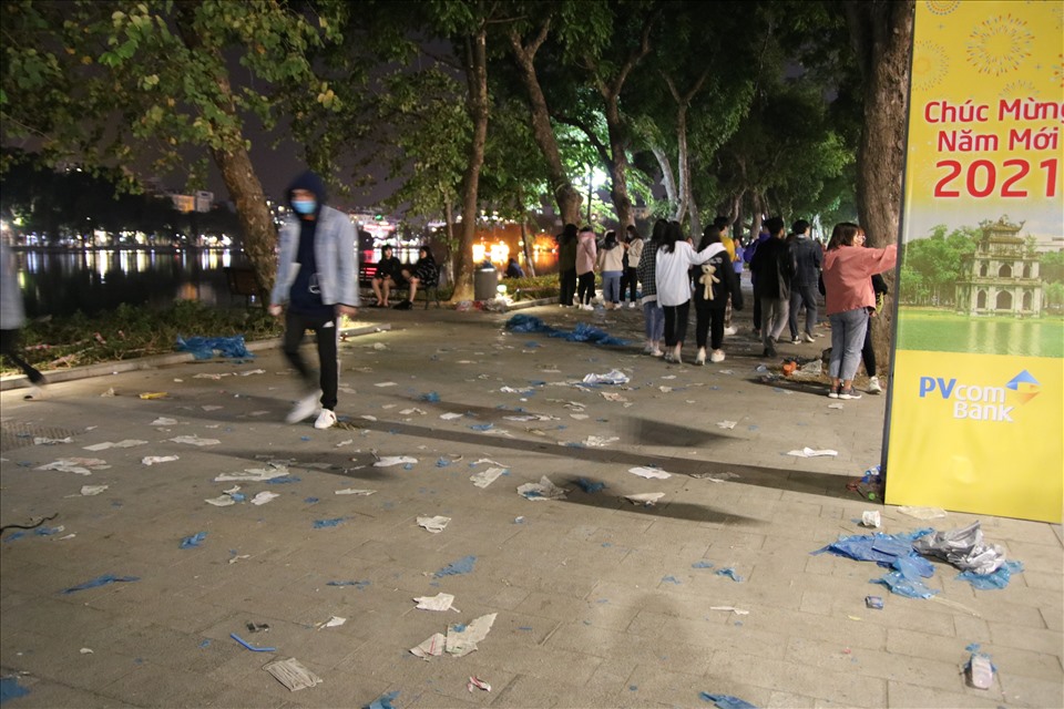 Khoảng 1h ngày 1.1, sau màn bắn pháo hoa chào đón năm mới 2021, người dân rời đi để lại lượng rác lớn gồm giấy và nilon trên phố. Ảnh: Kim Anh