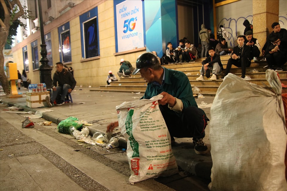 Bậc thềm của Bưu điện Hà Nội nhớp nháp với rác, túi nilong, vỏ nhựa.