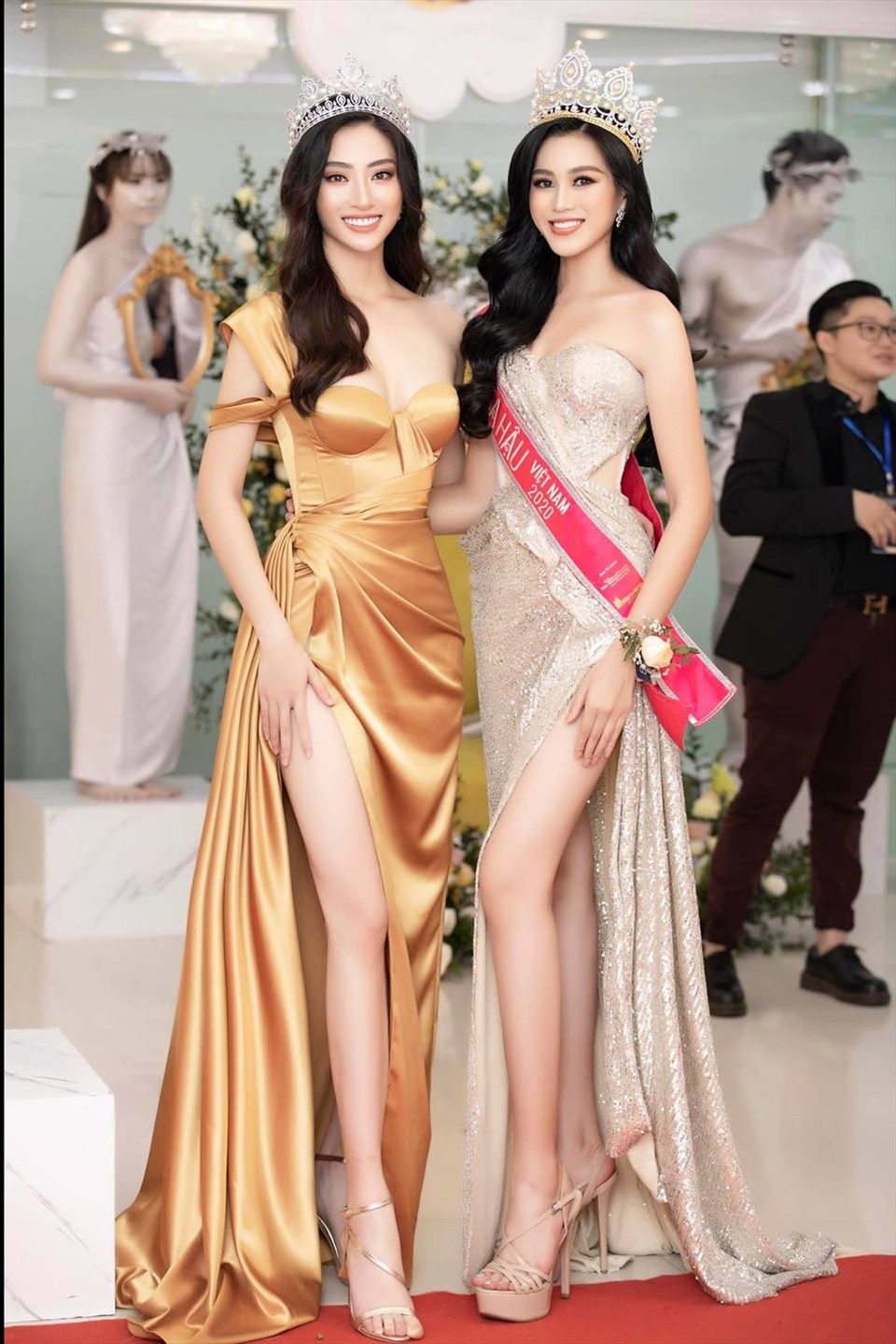 Lương Thùy Linh diện váy cúp ngực quyến rũ, lần đầu đọ sắc bên Hoa hậu Đỗ Thị Hà