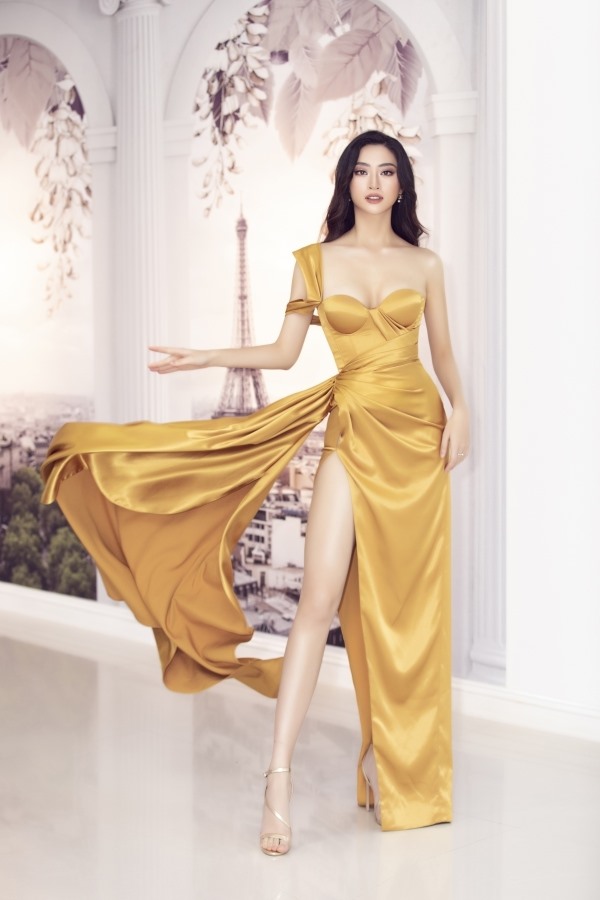 Hoa hậu Lương Thùy Linh nổi bật trong bộ váy lụa màu vàng.