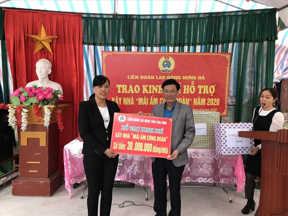Ông Nguyễn Thanh Bình – Phó chủ tịch LĐLĐ tỉnh Thái Bình trao kinh phí hỗ trợ xây nhà cho đoàn viên Phạm Thị Hương Dịu. Ảnh Bá Mạnh