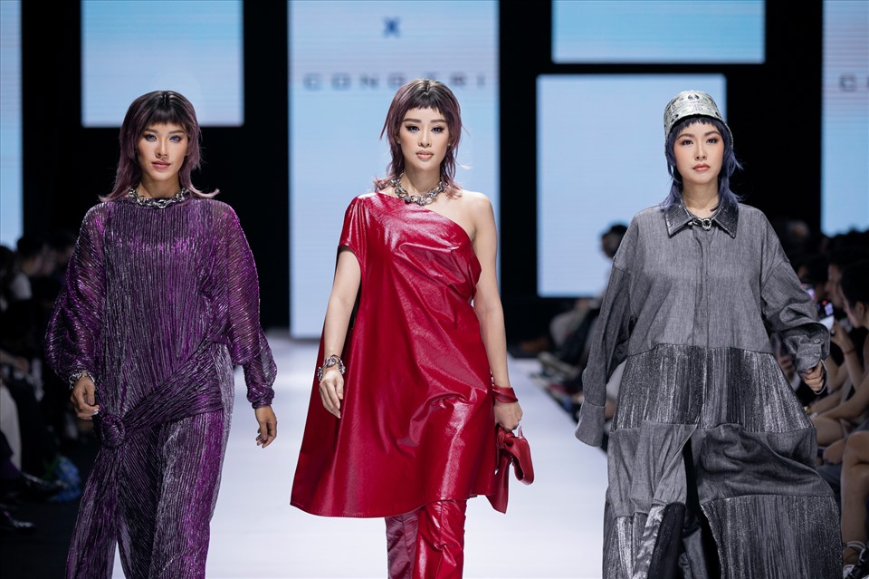 Top 3 Hoa hậu Hoàn vũ Việt Nam 2019 (từ trái sang): Kim Duyên, Khánh Vân và Thúy Vân diện ba mẫu váy phom dáng rộng, xử lý chất liệu đa dạng.