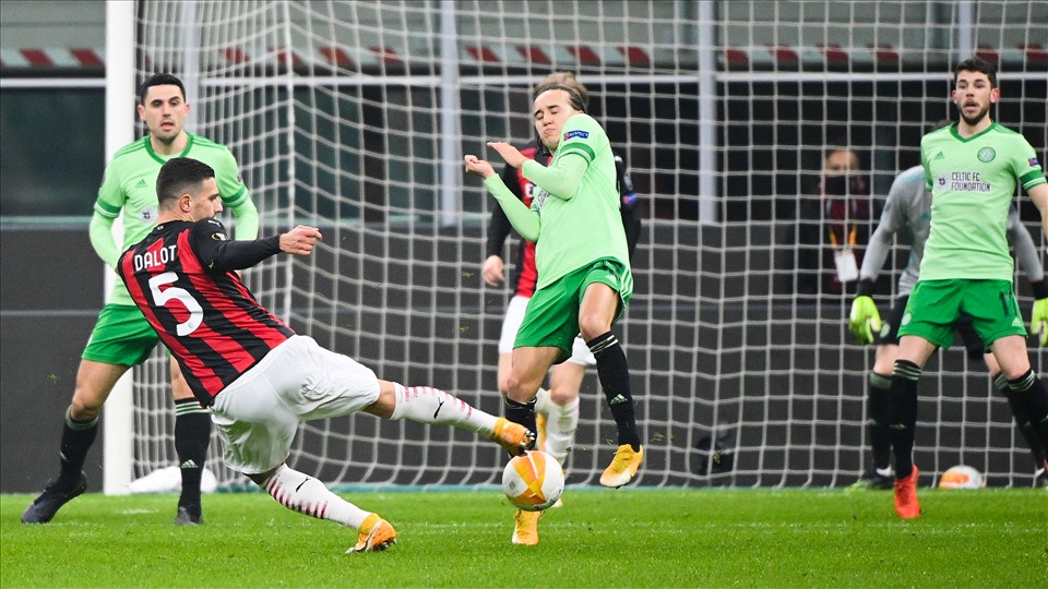 AC Milan (áo sọc) lội ngược dòng mạnh mẽ để giành tấm vé vào vòng đấu loại trực tiếp. Ảnh: AFP